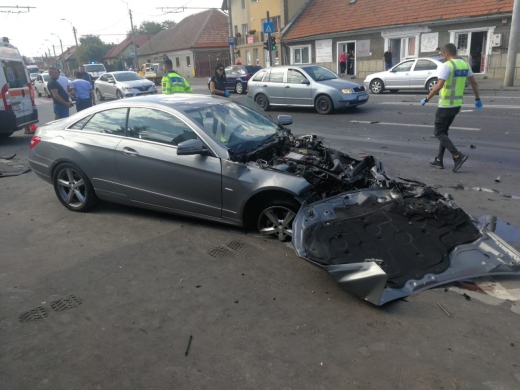 Femeie de 28 de ani, rănită într-un accident pe Traian Vuia. Mașina în care se afla victima s-a izbit de un camion.